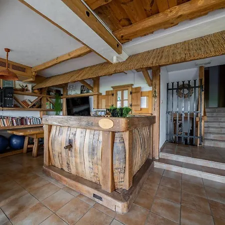 Hisa Vina Cuk אורחן לנדבה