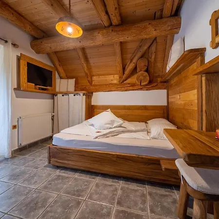 Hisa Vina Cuk אורחן