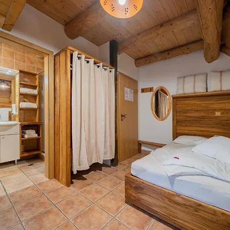 Hisa Vina Cuk אורחן לנדבה