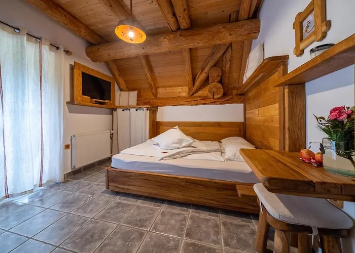 Hisa Vina Cuk بيت ريفي